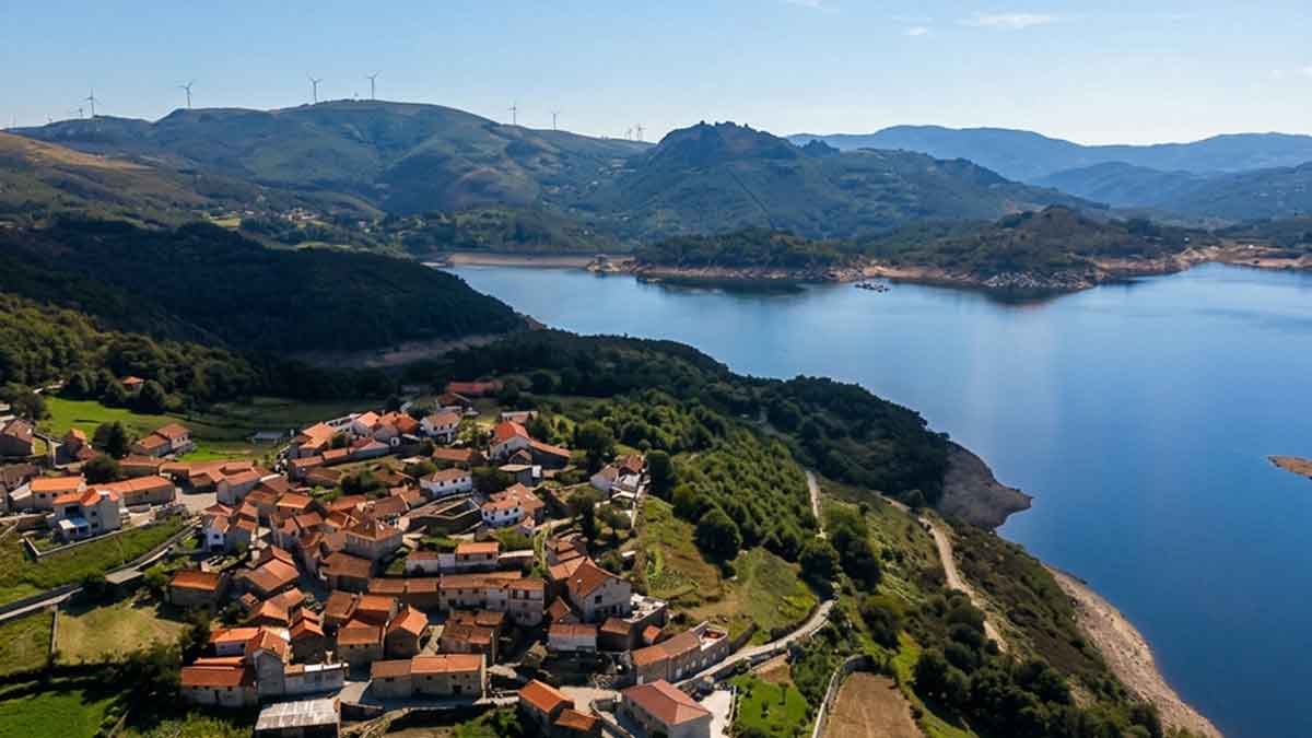 Vista aérea da aldeia de Outeiro e da Barragem de Paradela no Gerês