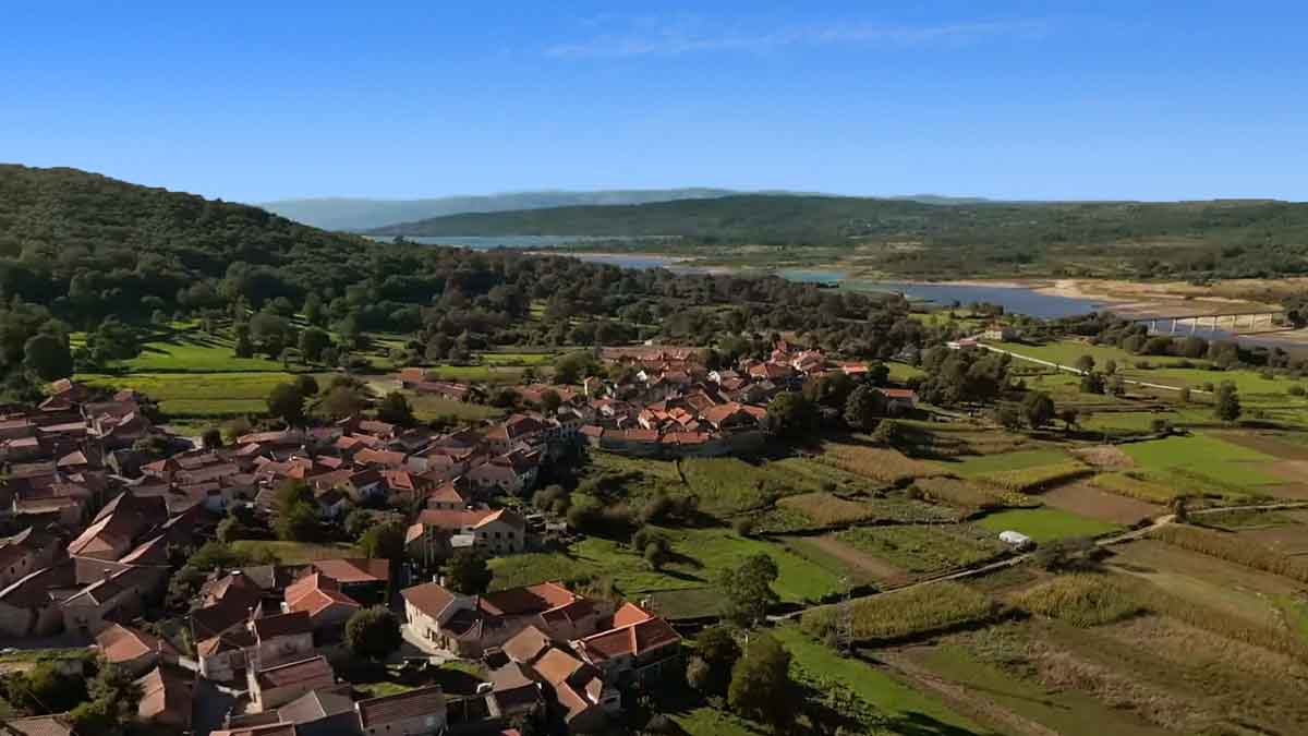 Imagem aérea de Tourém com vista para o rio Salas e céu limpo
