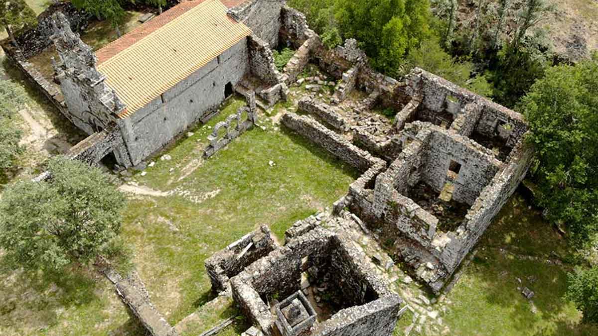 Vista aérea do Mosteiro de Santa Maria das Júnias em ruinas 