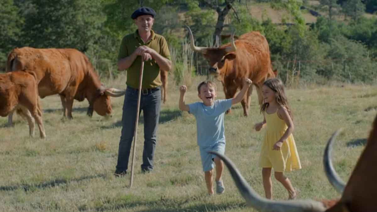 Crianças na brincadeira em ambiente rural