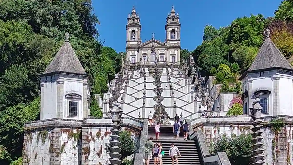 Visitantes a subir os monumentais escadórios barrocos do Santuário do Bom Jesus do Monte em Braga