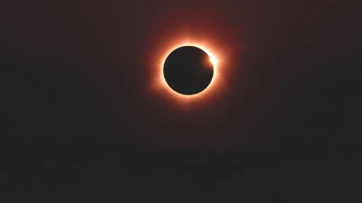 Efeito de luz do eclipse solar no céu escuro representando a superação e a luz interior