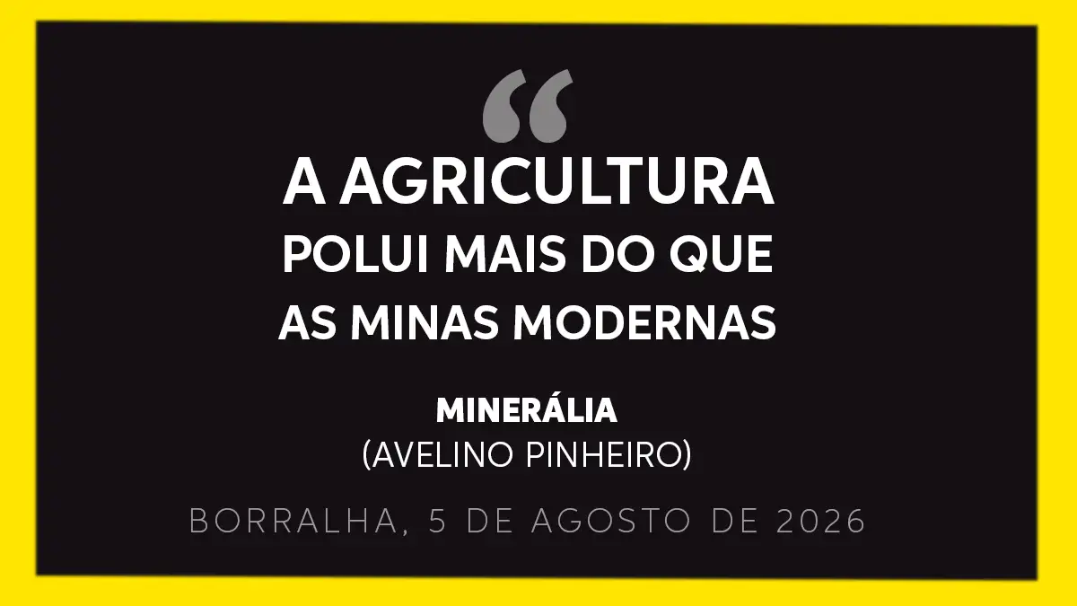 Cartaz preto com moldura amarela exibindo a citação A agricultura polui mais do que as minas modernas da Minerália na Borralha