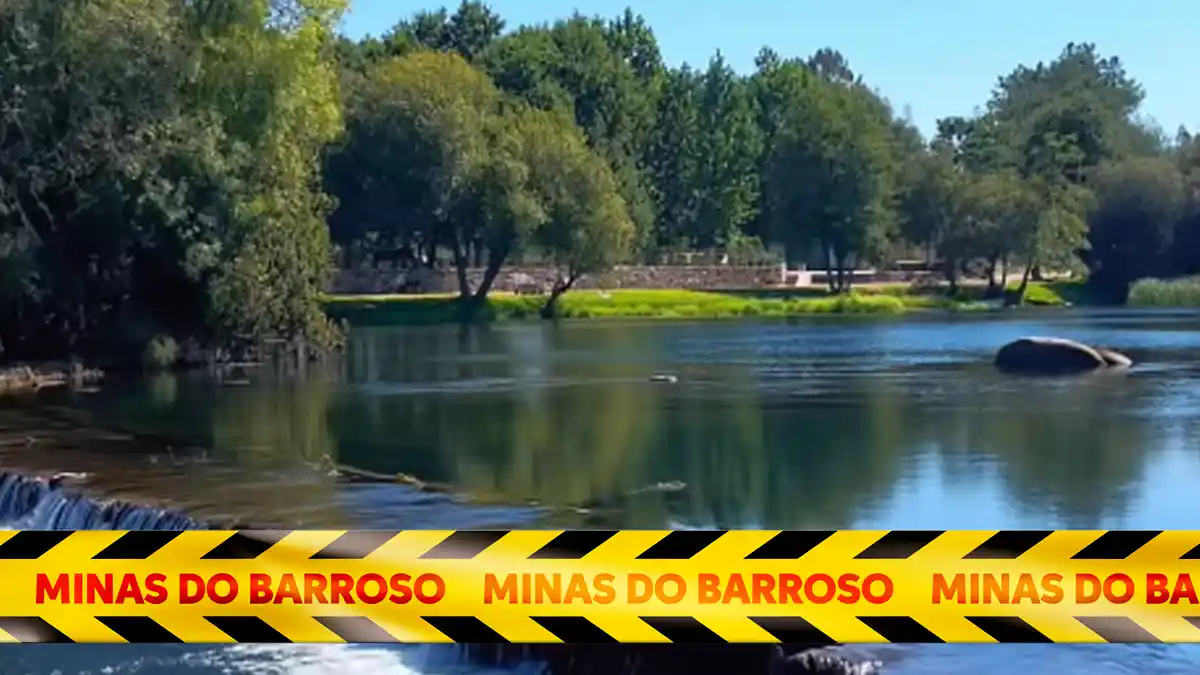 Paisagem do Rio Cávado na zona de Adaúfe, em Braga, perto da ETAR, com uma fita amarela e preta de aviso simulando um alerta sobre as Minas do Barroso.