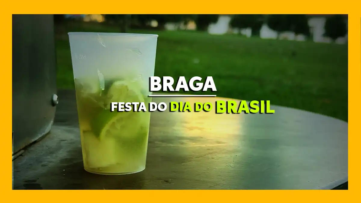 Copo de caipirinha com limão no Parque da Ponte com a inscrição Braga Festa do Dia do Brasil sobre fundo desfocado verde