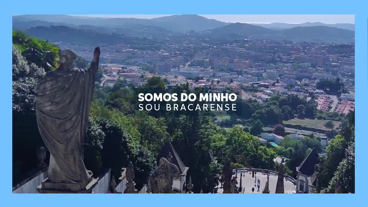 Imagem com moldura azul mostrando uma estátua de pedra à esquerda nos Escadórios do Bom Jesus, com o braço estendido em direção à vista panorâmica da cidade de Braga ao fundo. Ao centro, lê-se o texto SOMOS DO MINHO SOU BRACARENSE.