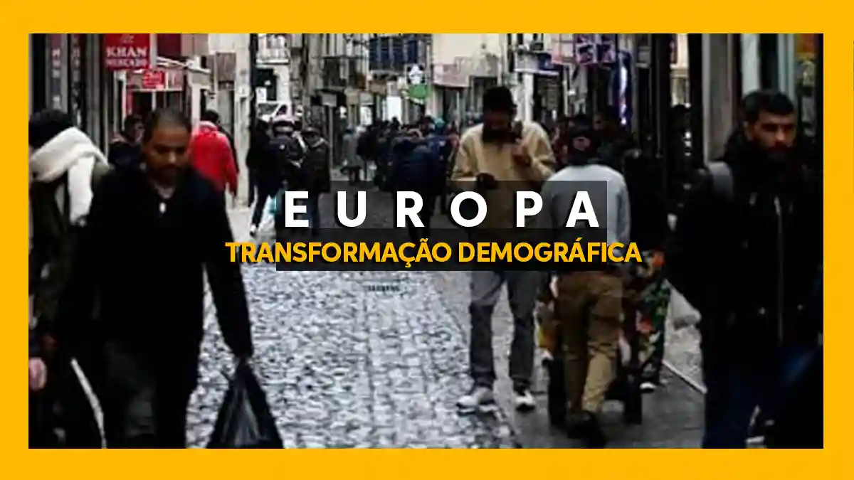 Cartaz com moldura amarela mostrando o movimento de pessoas na calçada da Rua do Benformoso em Lisboa. Ao centro, lê-se EUROPA TRANSFORMAÇÃO DEMOGRÁFICA.