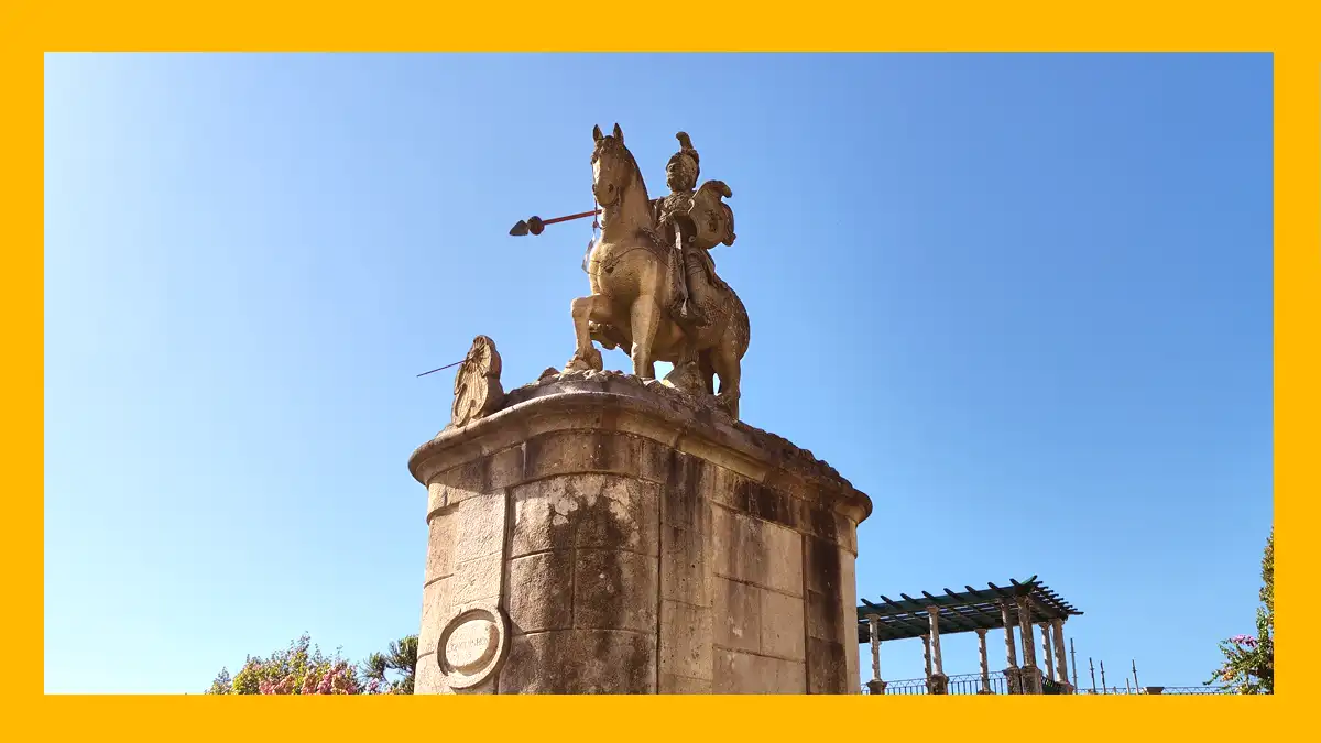 Estátua equestre em granito de São Longuinho no Santuário do Bom Jesus do Monte Estátua equestre em granito de São Longuinho no Santuário do Bom Jesus do Monte